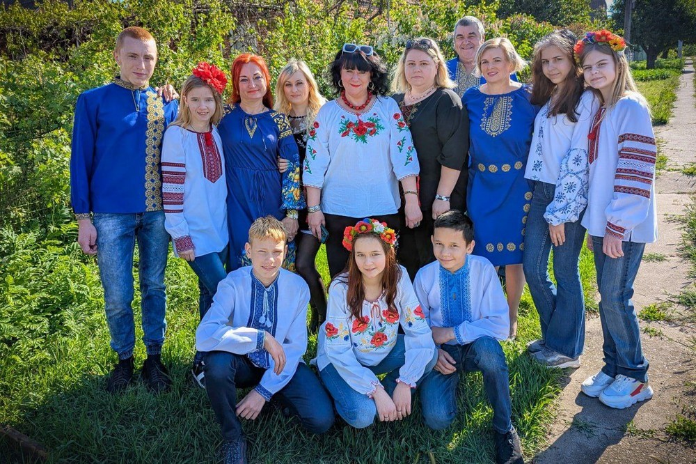 Марганець сьогодні такий! Мешканці роблять фото у національному вбранні у День Вишиванки