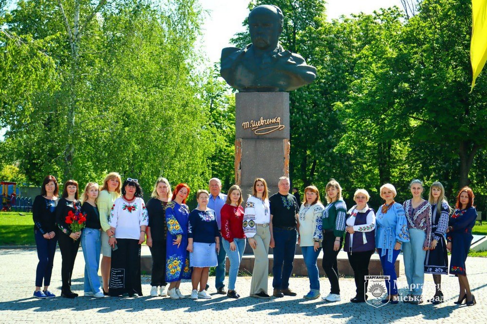 Марганець сьогодні такий! Мешканці роблять фото у національному вбранні у День Вишиванки