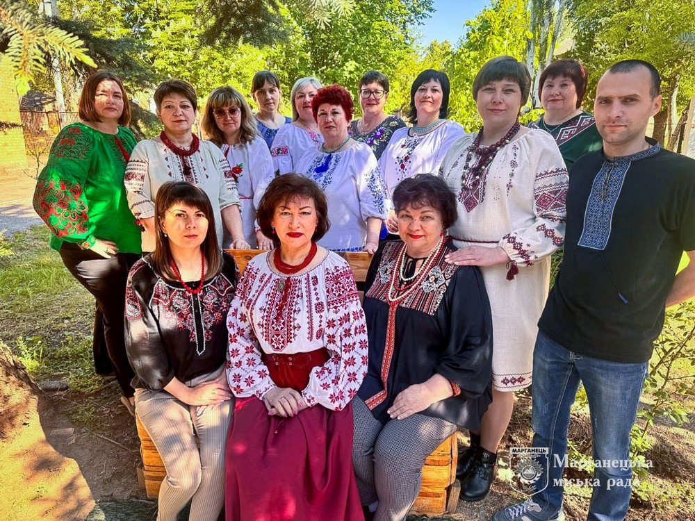 Марганець сьогодні такий! Мешканці роблять фото у національному вбранні у День Вишиванки
