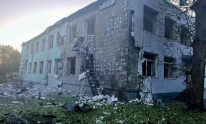 Півсотні снарядів з «Граду» випустив ворог по Нікополю – понівечено храм, школу, дитячий садок, будинки, авто (фото)