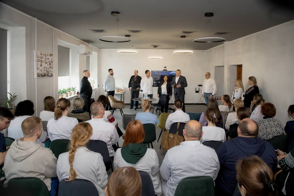 Провідний радіолог Франції доктор Дюма провів лекцію для лікарів Дніпропетровщини. А вони поділилися з ним досвідом роботи під час війни.