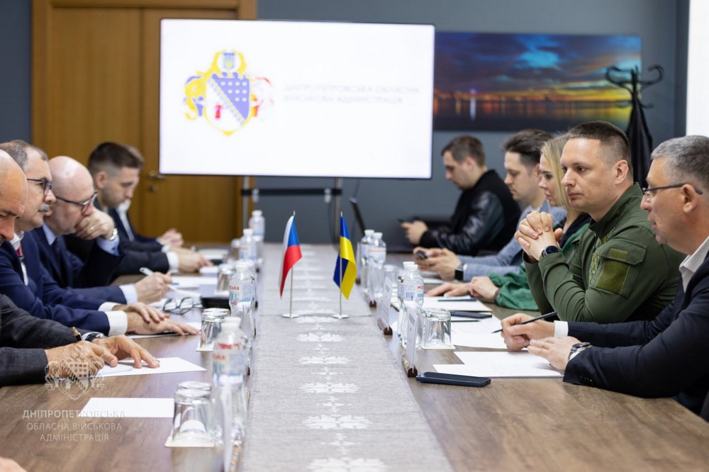Евакуація з прифронтових громад, безпека, підтримка економіки: на Дніпропетровщині сьогодні перебуває міжнародна делегація (фото)