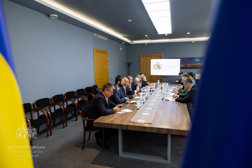 Евакуація з прифронтових громад, безпека, підтримка економіки: на Дніпропетровщині сьогодні перебуває міжнародна делегація (фото)