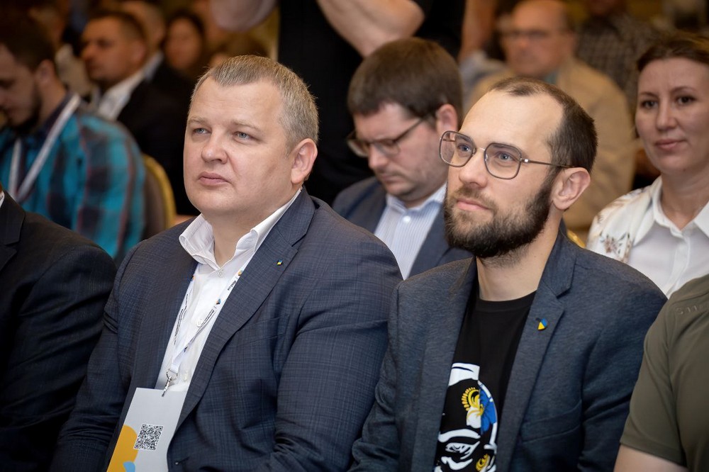У Дніпрі відбувся українсько-чеський бізнес-форум. Сьогодні у Дніпрі відбувся форум, який став не просто майданчиком для обговорень, а реальною платформою для спільних рішень— із фокусом на економіку, інвестиції та відновлення, - прокоментував голова Дніпропетровської облради Микола Лукашук. Десятки українських і чеських компаній, інвестори, представники наших громад та державних інституцій об’єднали зусилля задля майбутнього регіону. Підписано Меморандум про співпрацю між Дніпропетровською торгово-промисловою палатою та Конфедерацією промисловості Чеської Республіки. Це юридична основа для системної взаємодії щодо залучення інвестицій та відбудови нашого регіону, що охоплює промисловість, логістику, медицину та енергетику. Вже в реалізації конкретні проєкти — модернізація наших лікарень, підтримка наших громад щодо водопостачання та багато іншого. Щиро дякую Уповноваженому уряду Чеської Республіки з питань відновлення України Томашу Копечному — за постійну підтримку Дніпропетровщини. Це партнерство не на словах. Це конкретні кроки до економічної стійкості регіону й якісного відновлення наших громад, - додав Микола Лукашук 