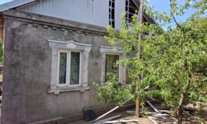 Потрощені лікарня, будинки, 10 автівок: ворог атакував Нікополь і район 16 травня