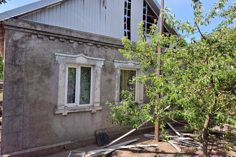 Потрощені лікарня, будинки, 10 автівок: ворог атакував Нікополь і район 16 травня