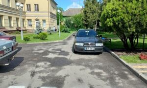 Водіїв у Нікополі просять не паркуватися біля входу до дитячої лікарні