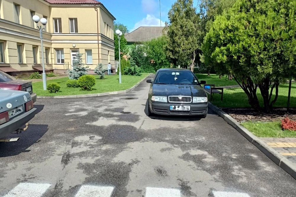 Водіїв у Нікополі просять не паркуватися біля входу до дитячої лікарні