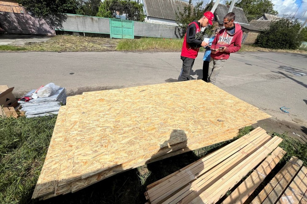 Гуманітарна допомога на Нікопольщині: мешканці Придніпровського отримали будматеріали від «Сонце UA»