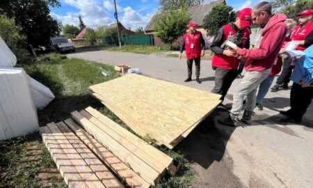 Гуманітарна допомога на Нікопольщині: мешканці Придніпровського отримали будматеріали від «Сонце UA»