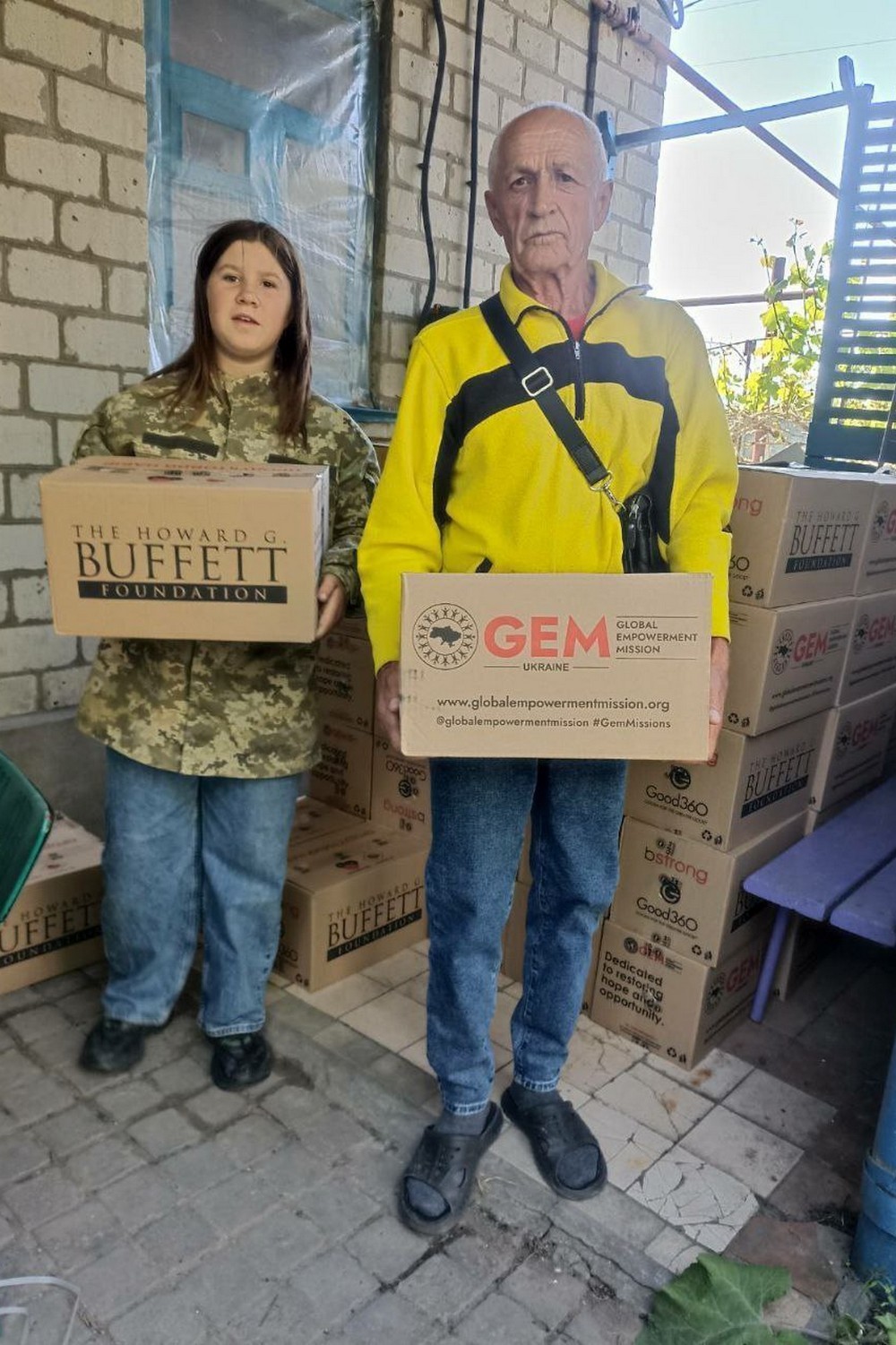 Гуманітарна допомога у Марганці від "GEM": що отримують люди (фото)