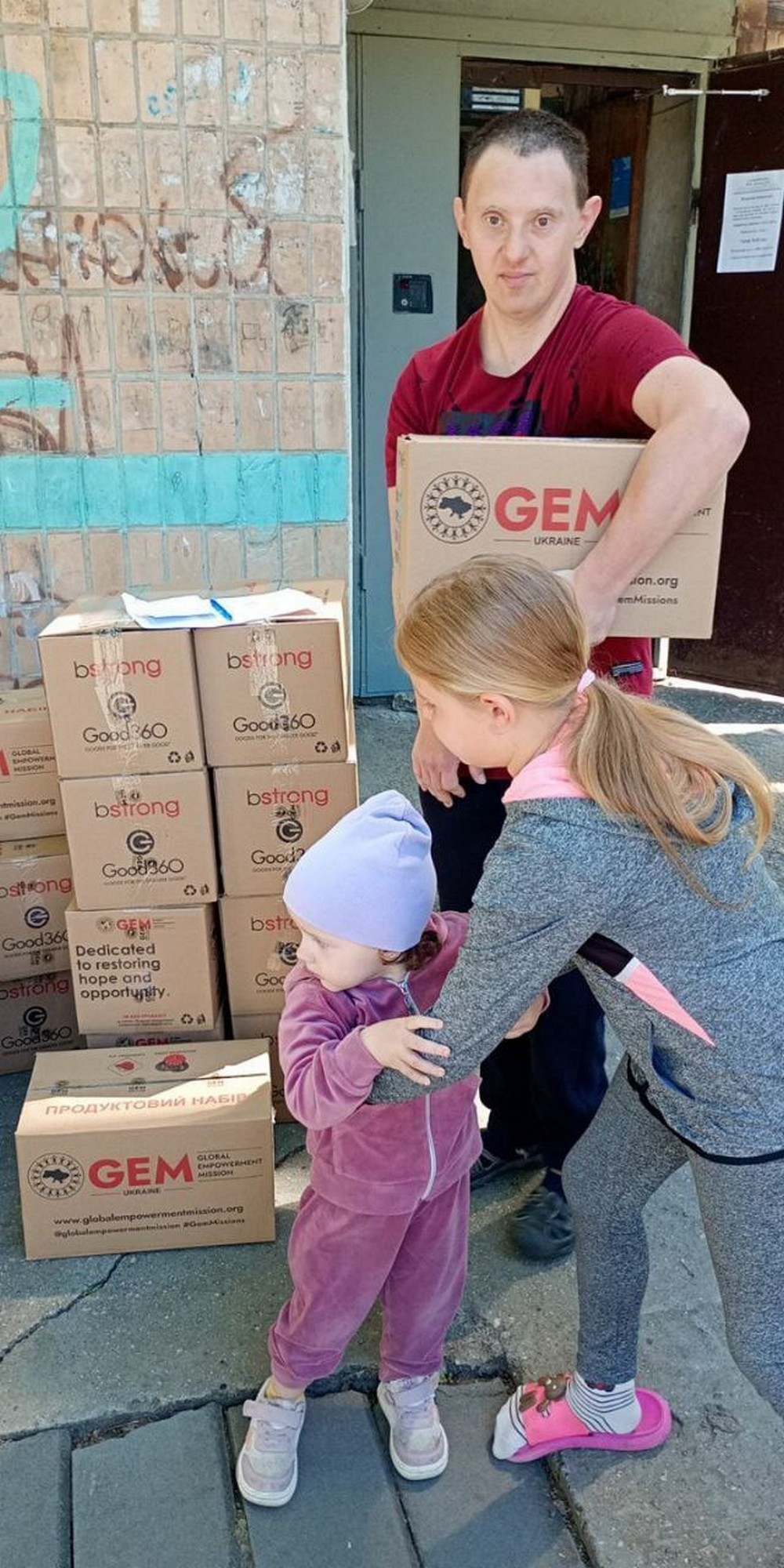 Гуманітарна допомога у Марганці від "GEM": що отримують люди (фото)