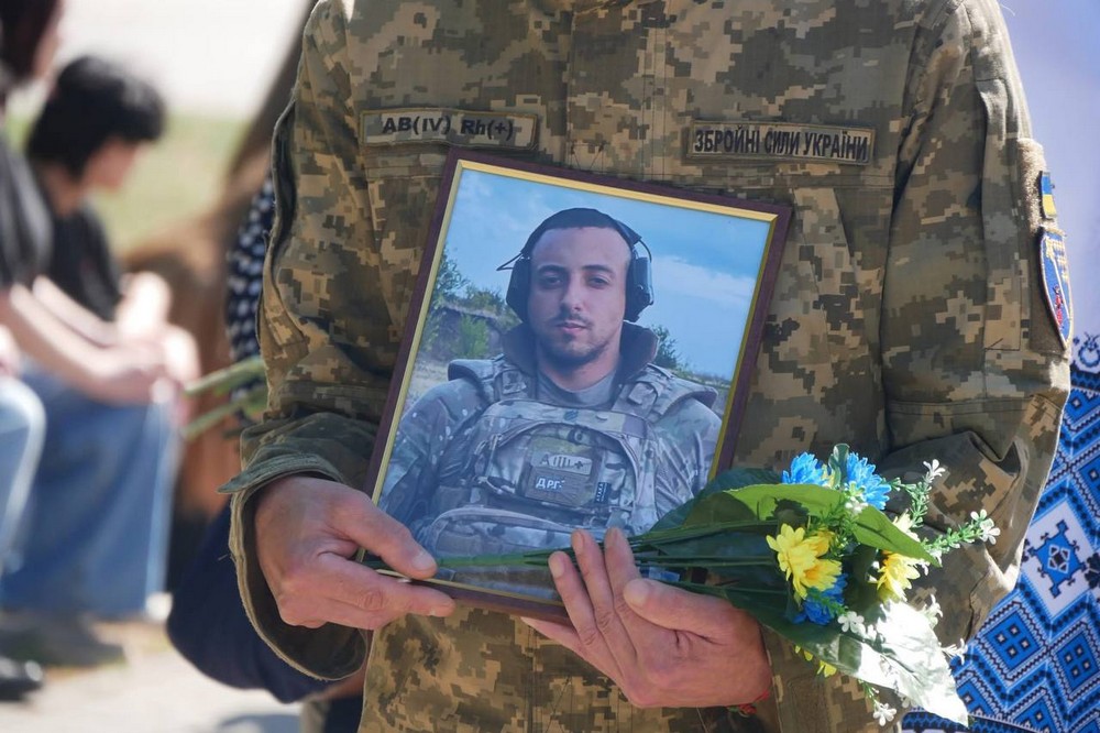 Покров сьогодні попрощався з 23-річним Захисником, який віддав своє молоде життя за Батьківщину.
