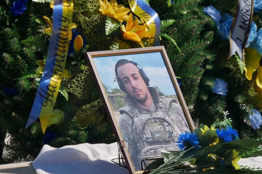 Покров сьогодні попрощався з 23-річним Захисником, який віддав своє молоде життя за Батьківщину.