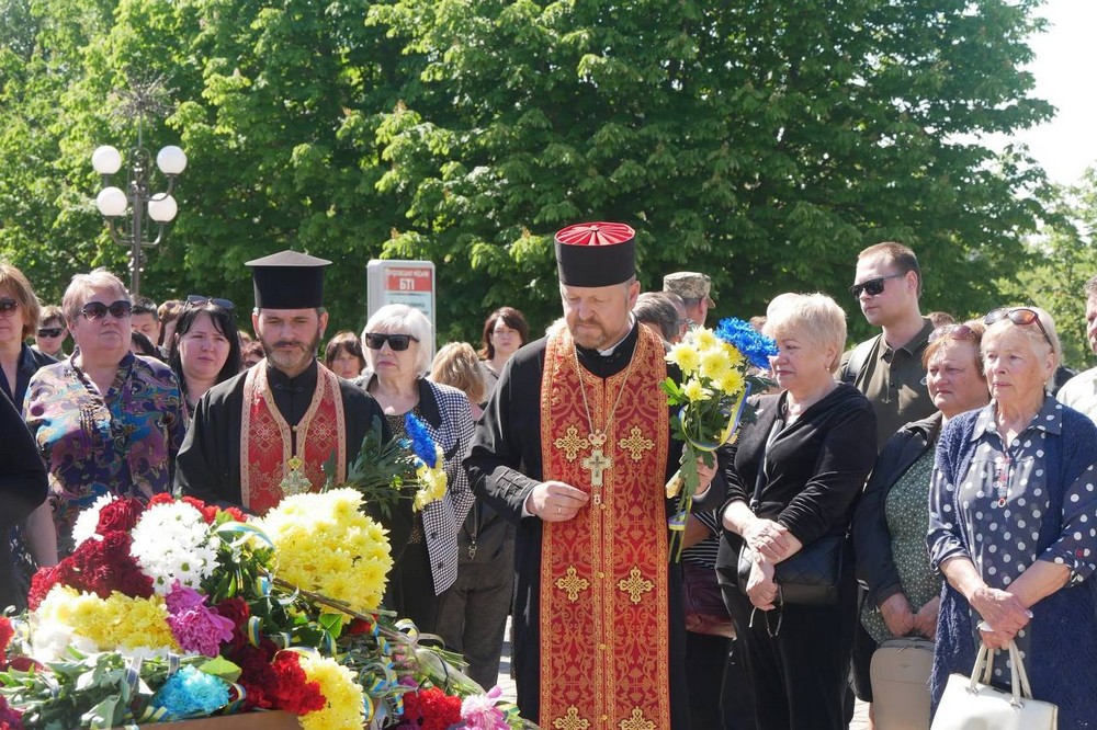 Покров сьогодні попрощався з 23-річним Захисником, який віддав своє молоде життя за Батьківщину.