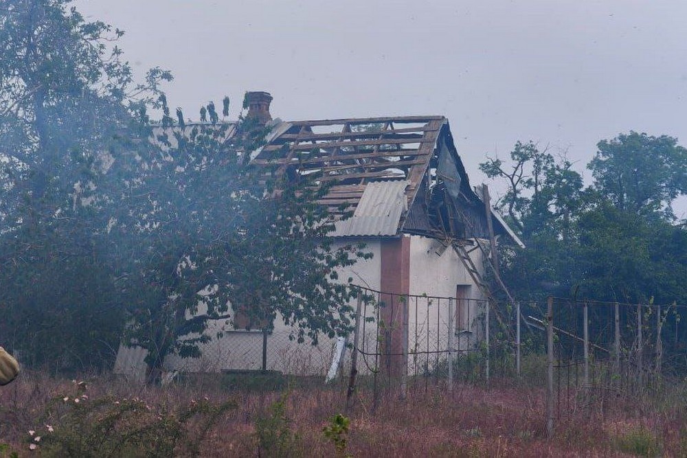 У Нікополі понівечено дев’ятиповерхівку, автобус, мікроавтобус, у Межівській громаді є поранені, у Зеленодольській – побиті сонячні панелі (фото)