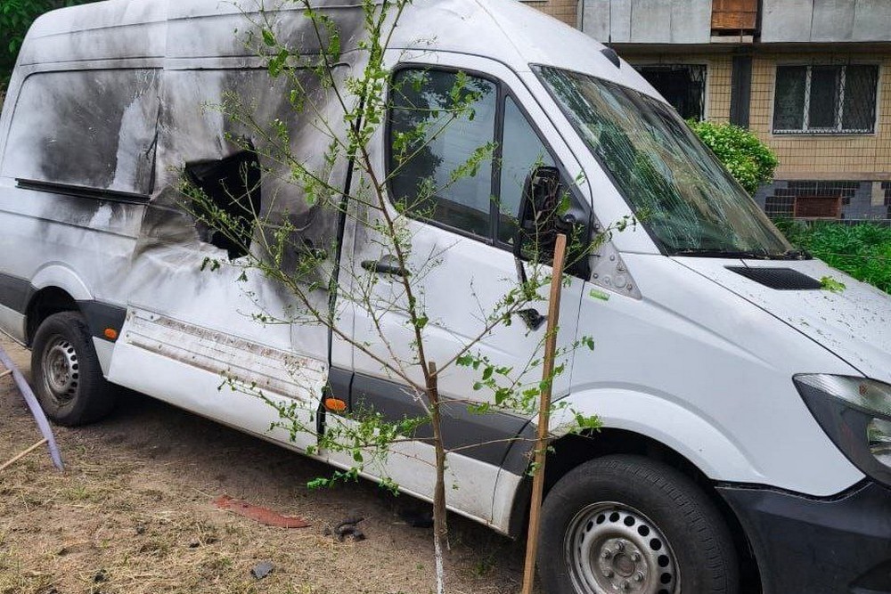 У Нікополі понівечено дев’ятиповерхівку, автобус, мікроавтобус, у Межівській громаді є поранені, у Зеленодольській – побиті сонячні панелі (фото)