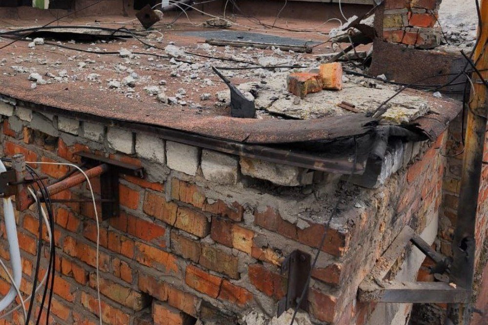 У Нікополі понівечено дев’ятиповерхівку, автобус, мікроавтобус, у Межівській громаді є поранені, у Зеленодольській – побиті сонячні панелі (фото)
