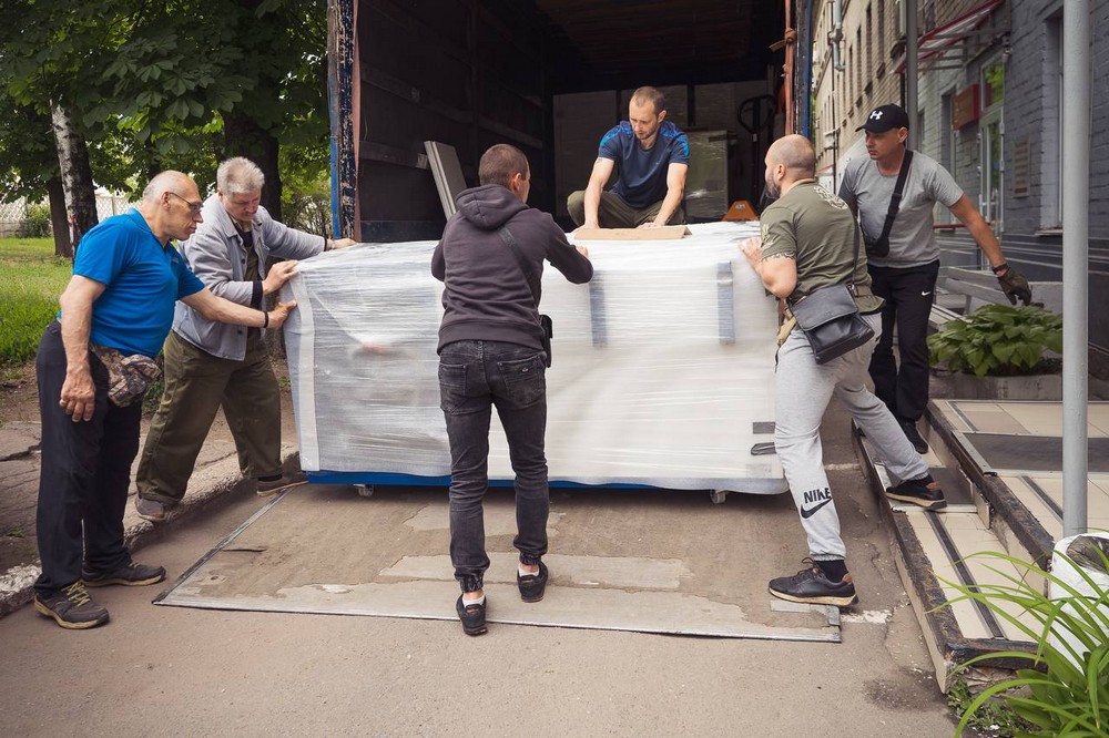 Партнери з Чехії передали Дніпропетровщині 20 холодильників і швидкозаморожувачів плазми крові : фото