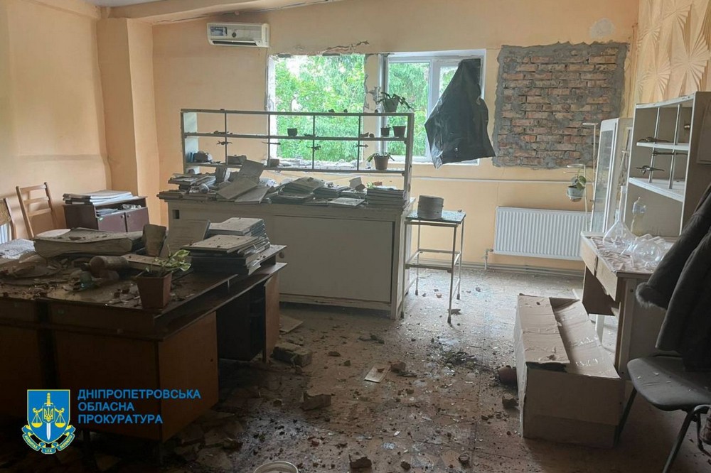 У Нікополі поранено двох жінок, понівечені харчове і комунальне підприємства, бив ворог і по району, а також по Криворіжжю і Синельниківщині