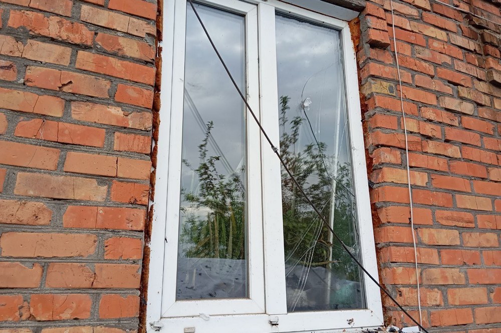 У Нікополі і районі не вщухали ворожі обстріли сьогодні. Є поранена і руйнування. Також під ударо арміє РФ знову була Синельниківщина.