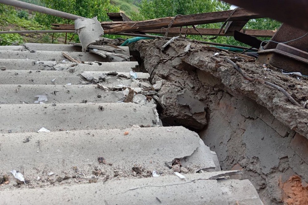 У Нікополі і районі не вщухали ворожі обстріли сьогодні. Є поранена і руйнування. Також під ударом армії РФ знову була Синельниківщина.