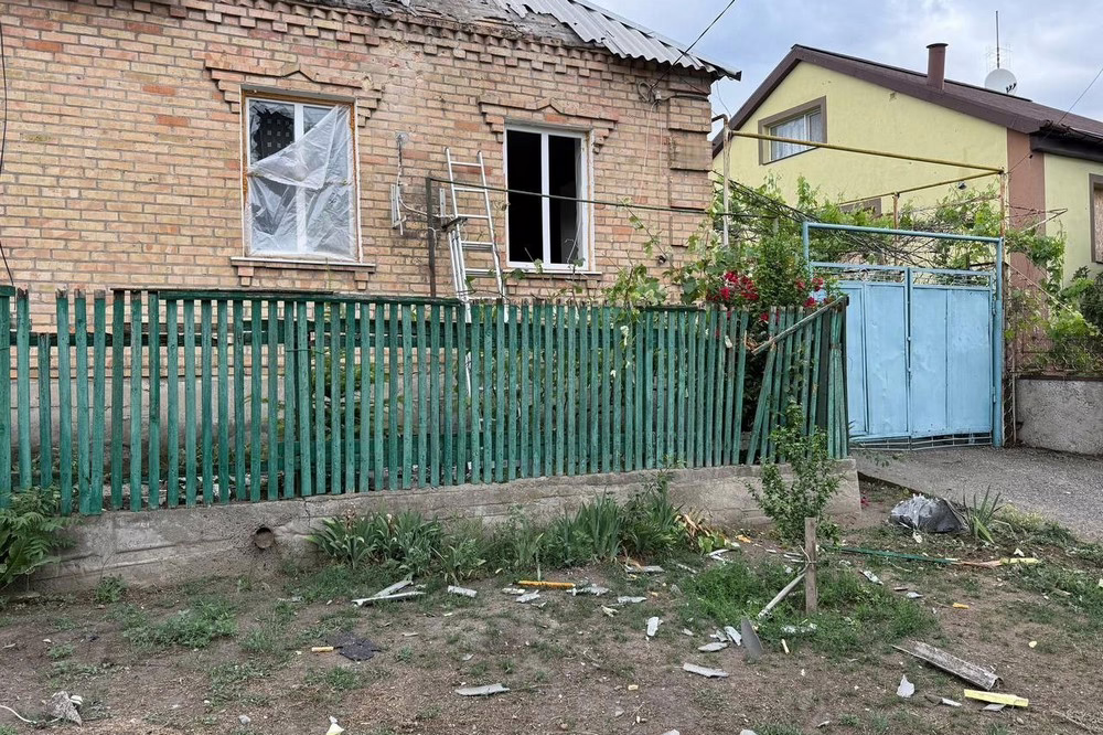 У Нікополі ворог поранив 78-річну жінку, під обстрілом був і район, а також Синельниківщина
