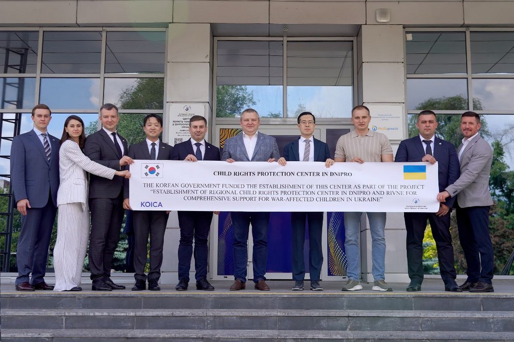 У Дніпрі відкрився один із найбільших в Україні Центр захисту прав дитини. Він - перший на сході держави. Цей Центр створено за ініціативи Уповноваженого Верховної Ради з прав людини Дмитра Лубінця.