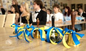 Навчання в укритті, контрольні після безсонних ночей і випускний «онлайн»: для 300 000 школярів Дніпропетровщини пролунав останній дзвоник (фото)