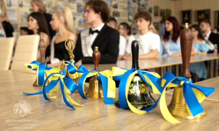 Навчання в укритті, контрольні після безсонних ночей і випускний «онлайн»: для 300 000 школярів Дніпропетровщини пролунав останній дзвоник (фото)
