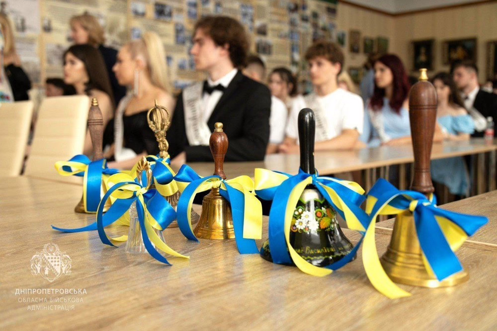 Навчання в укритті, контрольні після безсонних ночей і випускний «онлайн»: для 300 000 школярів Дніпропетровщини пролунав останній дзвоник (фото)