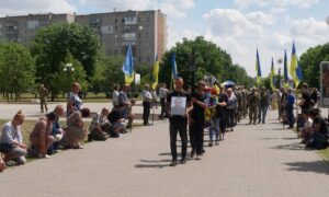 Живим коридором проводжали героя… Покров сьогодні простився із 25-річним Захисником (фото)