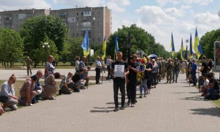 Живим коридором проводжали героя… Покров сьогодні простився із 25-річним Захисником (фото)