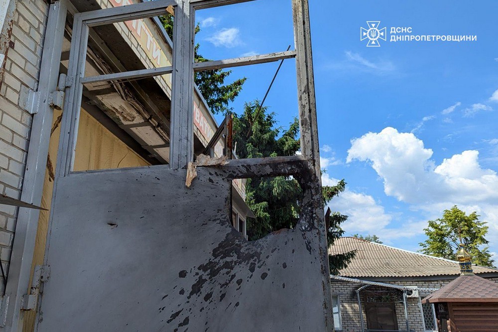Окупанти двічі вдарили по пожежній частині у Нікополі сьогодні: фото