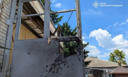 Окупанти прицільно вдарили дроном по території підрозділу ДСНС у Нікополі сьогодні.