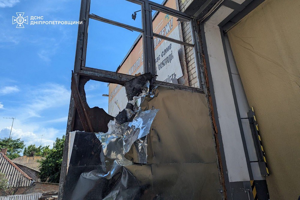 Окупанти двічі вдарили по пожежній частині у Нікополі сьогодні: фото