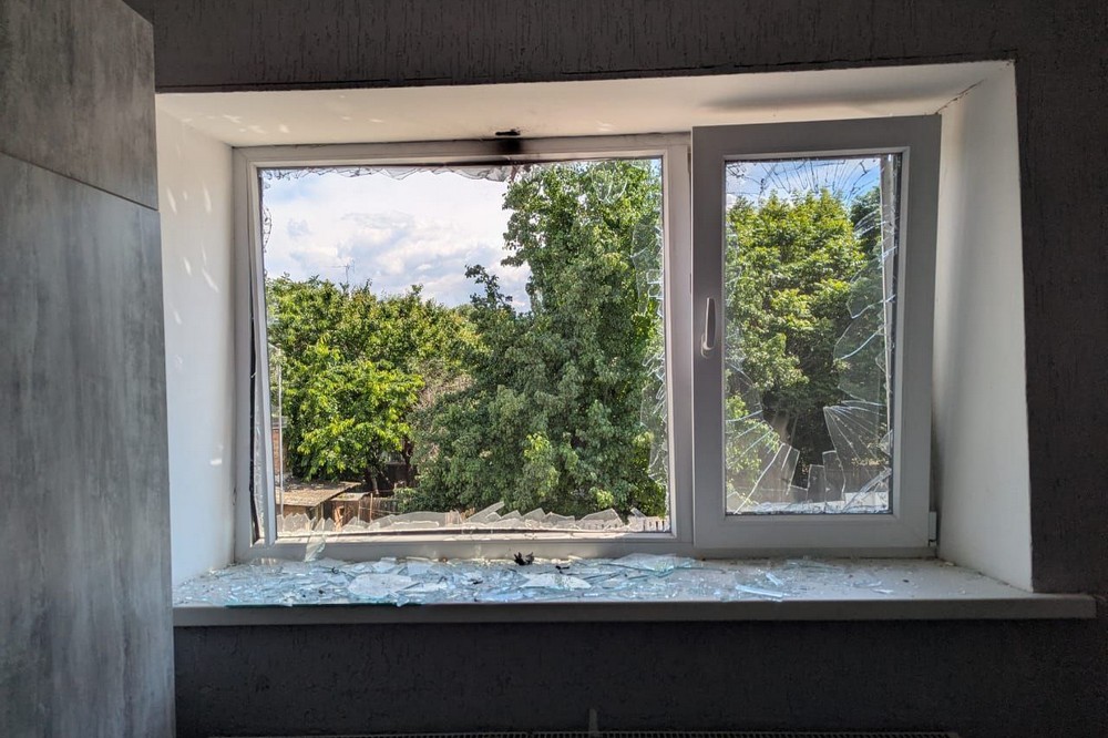 У Нікополі горіла адмінбудівля, багато руйнувань - ворог протягом усього дня обстрілював район, бив і по Синельниківщині