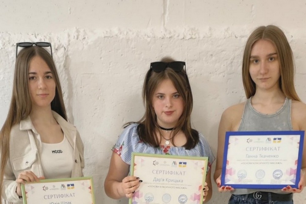 Закінчився перший етап навчання підлітків Нікополя: як записатися на курси з шугарінгу, манікюру та масажу 1 підлітків Нікополя 4