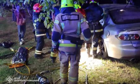 у Кривому Розі авто зіткнулося з древом