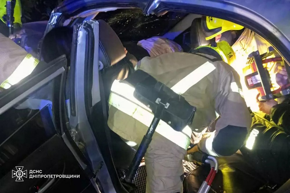 у Кривому Розі авто зіткнулося з древом 3