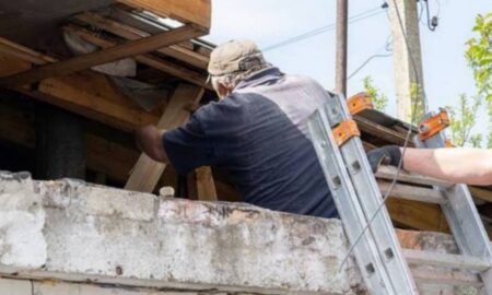 Всі роботи і матеріали для людей безкоштовні: у Нікополі продовжують відновлювати пошкоджене ворогом житло 37 у Нікополі 4