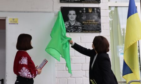 у Покрові сьогодні відкрили меморіальну дошку на честь Віталія Карпова (фото) 2