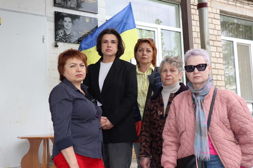 у Покрові сьогодні відкрили меморіальну дошку на честь Віталія Карпова (фото) 3