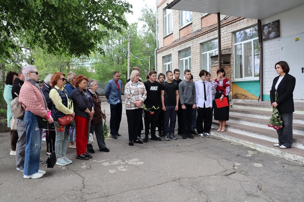 у Покрові сьогодні відкрили меморіальну дошку на честь Віталія Карпова (фото) 4