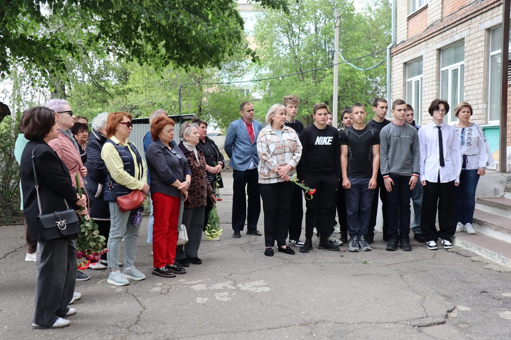 у Покрові сьогодні відкрили меморіальну дошку на честь Віталія Карпова (фото) 5