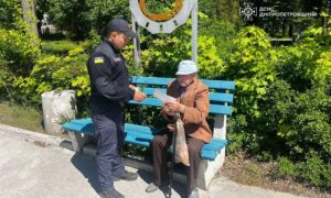 У парку Марганця рятувальники провели бесіди з містянами (фото)