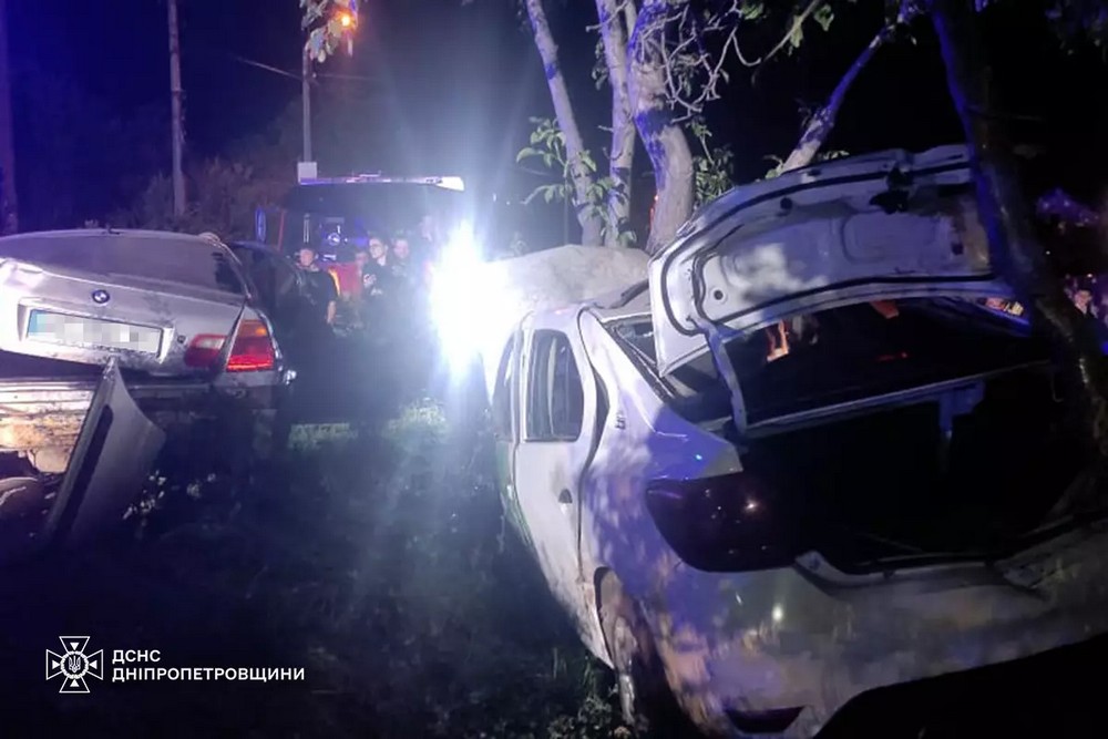 Підлітки влаштували ДТП на Дніпропетровщині, виїхавши на зустрічну смугу. Внаслідок аварії розтрощено автівки і четверо постраждалих.