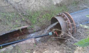 На Нікопольщині люди самі собі провели воду під обстрілами, а співробітники водоканалу керували онлайн (фото)