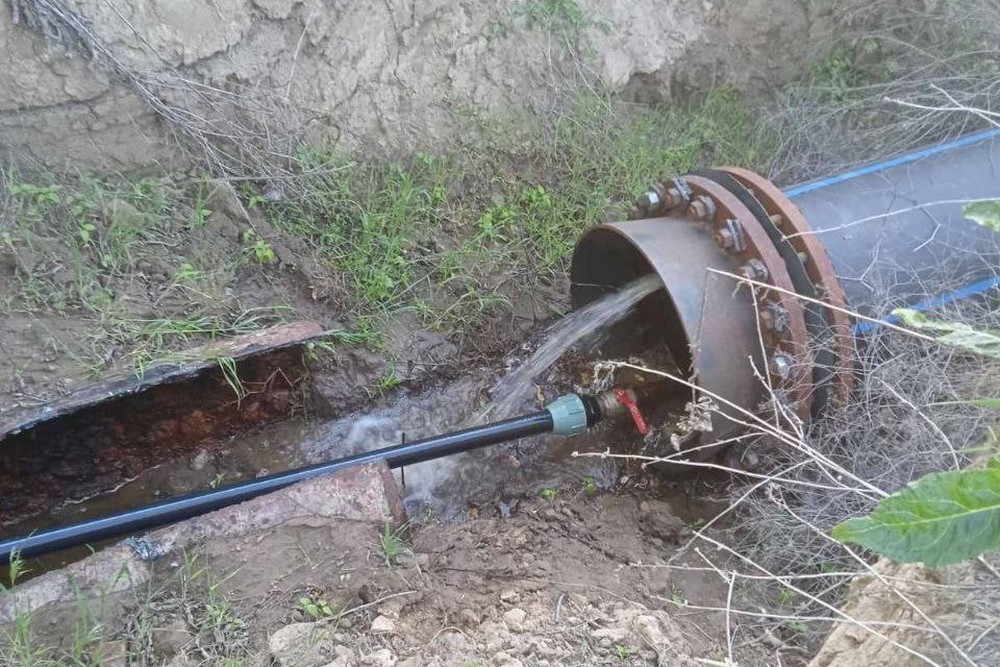 На Нікопольщині люди самі собі провели воду під обстрілами, а співробітники водоканалу керували онлайн (фото)