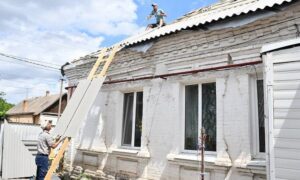 У Нікополі відновлюють понівечене ворогом житло. Це непростий процес. До того ж темпи можуть знижуватися через безпекову ситуацію.